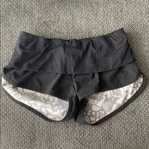 Lululemon shorts🖤